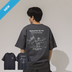 【2025新品上市】NSYSU西子灣日常插畫寬版短T_暗夜灰