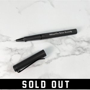 手寫的溫度｜NSYSU書寫英文校名 LAMY Safari 狩獵者系列 鋼珠筆_夜霧黑(已完售)