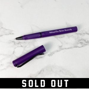 手寫的溫度｜NSYSU書寫英文校名 LAMY Safari 狩獵者系列 鋼珠筆_紫丁香(已完售)