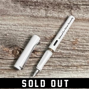手寫的溫度｜NSYSU書寫英文校名 LAMY Safari 狩獵者系列 鋼筆_皇家白(已完售)