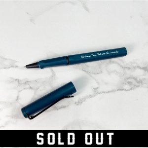 手寫的溫度｜NSYSU書寫英文校名 LAMY Safari 狩獵者系列 鋼珠筆_森綠藍(已完售)